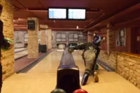Ein Furry im Fursuit beim Bowling während einem Furmeet in München