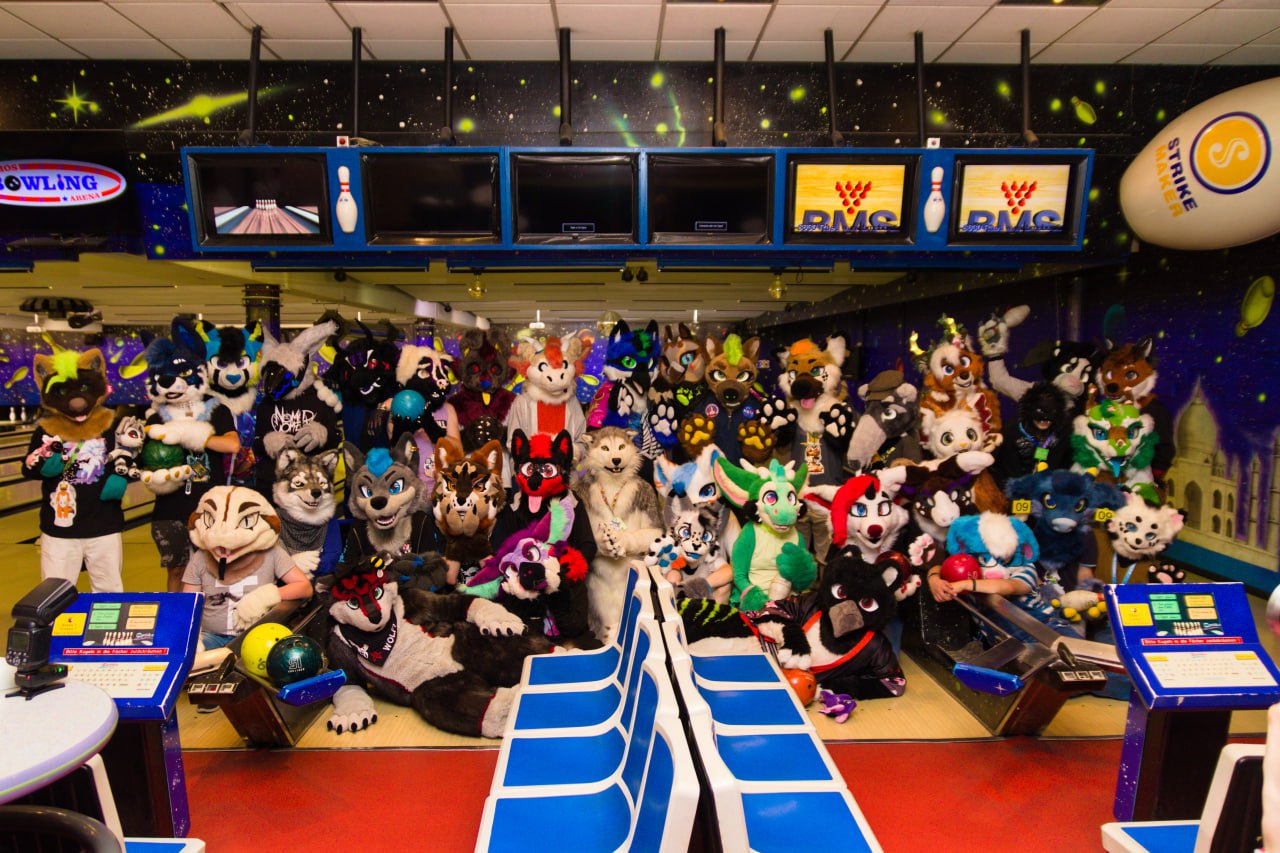 Viele Fursuiter beim Bowling während eines Furry Meet-Ups in Ingolstadt, mitten in Oberbayern